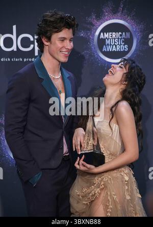 18. November 2021, Los Angeles, Kalifornien, USA: Camila Cabello und Shawn Mendes beenden die zweijährige Beziehung. DATEIFOTO: Shawn Mendes und Camila Cabello posieren im Presseraum bei den American Music Awards 2019 im Microsoft Theater am Sonntag, den 24. November 2019 in Los Angeles, Kalifornien. BURT HARRIS/BNS/PI (Kreditbild: © Prensa Internacional via ZUMA Press Wire) Stockfoto