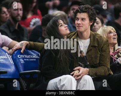18. November 2021, Los Angeles, Kalifornien, USA: Camila Cabello und Shawn Mendes beenden die zweijährige Beziehung. DATEIFOTO: Camilla Cabello und Shawn Mendes nehmen am Montag, den 11. November 2019, im Staples Center in Los Angeles, Kalifornien, am NBA-Spiel zwischen den Los Angeles Clippers und den Toronto Raptors Teil. JAVIER ROJAS/PI (Foto: © Prensa Internacional Via ZUMA Press Wire) Stockfoto
