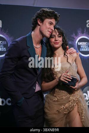 18. November 2021, Los Angeles, Kalifornien, USA: Camila Cabello und Shawn Mendes beenden die zweijährige Beziehung. DATEIFOTO: Shawn Mendes und Camila Cabello posieren im Presseraum bei den American Music Awards 2019 im Microsoft Theater am Sonntag, den 24. November 2019 in Los Angeles, Kalifornien. BURT HARRIS/BNS/PI (Kreditbild: © Prensa Internacional via ZUMA Press Wire) Stockfoto