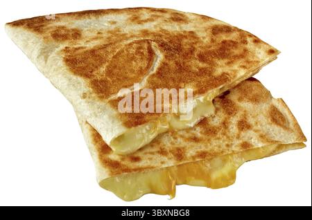 Nahaufnahme von zwei Hälften leckerer Quesadilla aus Maistortilla gefüllt mit Käse isoliert auf weißem Hintergrund. Traditionelles warmes Gericht der mexikanischen Küche Stockfoto