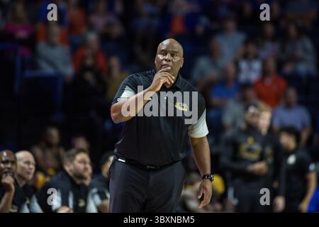 18. November 2021: Der Trainer der Milwaukee Panthers, Pat Baldwin, sieht während des NCAA-Basketballspiels zwischen den Milwaukee Panthers und den Florida Gators im Stephen C. O’Connell Center Gainesville, FL, von der Seitenlinie aus zu. Jonathan Huff/CSM (Credit Image: &Copy; Jonathan Huff www.Apertureone.ne/CSM via ZUMA Wire) Stockfoto