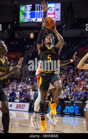 18. November 2021: Markeith Browning II (5) fährt während des NCAA-Basketballspiels zwischen den Milwaukee Panthers und den Florida Gators im Stephen C. O’Connell Center Gainesville, FL, in die Lane. Jonathan Huff/CSM (Credit Image: &Copy; Jonathan Huff www.Apertureone.ne/CSM via ZUMA Wire) Stockfoto