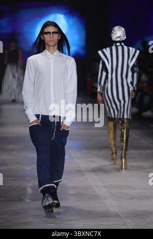 18. November 2021, SÃƒO PAULO, SÃƒO PAULO, USA: Model bei Walerio Araujos Modenschau auf der SPFW (SÃ Paulo Fashion Week) im brasilianischen Kulturpavillon im Ibirapuera Park in SÃ Paulo. (Kreditbild: © Vanessa Carvalho/ZUMA Press Wire) Stockfoto