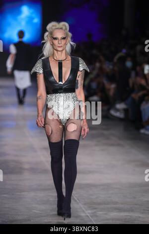 18. November 2021, SÃƒO PAULO, SÃƒO PAULO, USA: Model bei Walerio Araujos Modenschau auf der SPFW (SÃ Paulo Fashion Week) im brasilianischen Kulturpavillon im Ibirapuera Park in SÃ Paulo. (Kreditbild: © Vanessa Carvalho/ZUMA Press Wire) Stockfoto