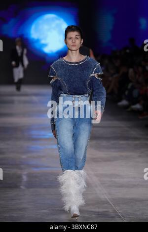18. November 2021, SÃƒO PAULO, SÃƒO PAULO, USA: Model bei Walerio Araujos Modenschau auf der SPFW (SÃ Paulo Fashion Week) im brasilianischen Kulturpavillon im Ibirapuera Park in SÃ Paulo. (Kreditbild: © Vanessa Carvalho/ZUMA Press Wire) Stockfoto