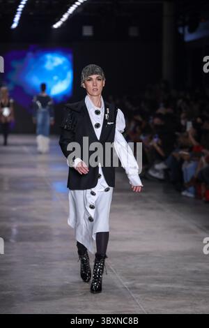 18. November 2021, SÃƒO PAULO, SÃƒO PAULO, USA: Model bei Walerio Araujos Modenschau auf der SPFW (SÃ Paulo Fashion Week) im brasilianischen Kulturpavillon im Ibirapuera Park in SÃ Paulo. (Kreditbild: © Vanessa Carvalho/ZUMA Press Wire) Stockfoto