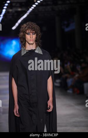 18. November 2021, SÃƒO PAULO, SÃƒO PAULO, USA: Model bei Walerio Araujos Modenschau auf der SPFW (SÃ Paulo Fashion Week) im brasilianischen Kulturpavillon im Ibirapuera Park in SÃ Paulo. (Kreditbild: © Vanessa Carvalho/ZUMA Press Wire) Stockfoto