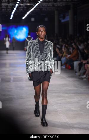 18. November 2021, SÃƒO PAULO, SÃƒO PAULO, USA: Model bei Walerio Araujos Modenschau auf der SPFW (SÃ Paulo Fashion Week) im brasilianischen Kulturpavillon im Ibirapuera Park in SÃ Paulo. (Kreditbild: © Vanessa Carvalho/ZUMA Press Wire) Stockfoto