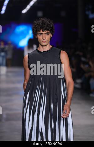 18. November 2021, SÃƒO PAULO, SÃƒO PAULO, USA: Model bei Walerio Araujos Modenschau auf der SPFW (SÃ Paulo Fashion Week) im brasilianischen Kulturpavillon im Ibirapuera Park in SÃ Paulo. (Kreditbild: © Vanessa Carvalho/ZUMA Press Wire) Stockfoto