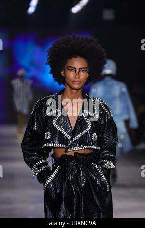 18. November 2021, SÃƒO PAULO, SÃƒO PAULO, USA: Model bei Walerio Araujos Modenschau auf der SPFW (SÃ Paulo Fashion Week) im brasilianischen Kulturpavillon im Ibirapuera Park in SÃ Paulo. (Kreditbild: © Vanessa Carvalho/ZUMA Press Wire) Stockfoto