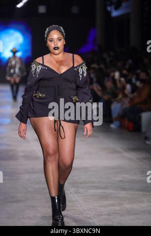 18. November 2021, SÃƒO PAULO, SÃƒO PAULO, USA: Model bei Walerio Araujos Modenschau auf der SPFW (SÃ Paulo Fashion Week) im brasilianischen Kulturpavillon im Ibirapuera Park in SÃ Paulo. (Kreditbild: © Vanessa Carvalho/ZUMA Press Wire) Stockfoto