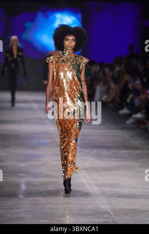 18. November 2021, SÃƒO PAULO, SÃƒO PAULO, USA: Model bei Walerio Araujos Modenschau auf der SPFW (SÃ Paulo Fashion Week) im brasilianischen Kulturpavillon im Ibirapuera Park in SÃ Paulo. (Kreditbild: © Vanessa Carvalho/ZUMA Press Wire) Stockfoto
