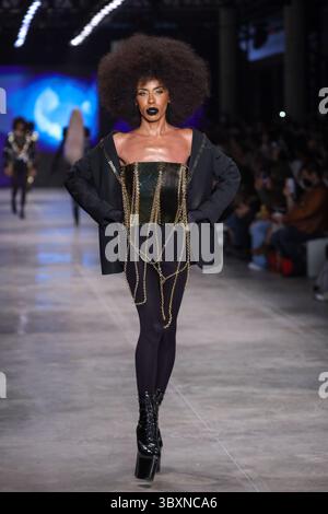 18. November 2021, SÃƒO PAULO, SÃƒO PAULO, USA: Model bei Walerio Araujos Modenschau auf der SPFW (SÃ Paulo Fashion Week) im brasilianischen Kulturpavillon im Ibirapuera Park in SÃ Paulo. (Kreditbild: © Vanessa Carvalho/ZUMA Press Wire) Stockfoto