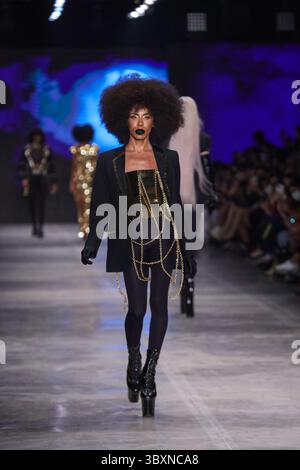 18. November 2021, SÃƒO PAULO, SÃƒO PAULO, USA: Model bei Walerio Araujos Modenschau auf der SPFW (SÃ Paulo Fashion Week) im brasilianischen Kulturpavillon im Ibirapuera Park in SÃ Paulo. (Kreditbild: © Vanessa Carvalho/ZUMA Press Wire) Stockfoto