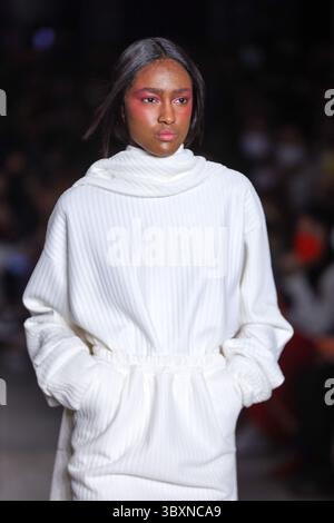 18. November 2021, SÃƒO PAULO, SÃƒO PAULO, USA: Model bei Weider Silveiros Modenschau auf der SPFW (SÃ Paulo Fashion Week) im brasilianischen Kulturpavillon im Ibirapuera Park in SÃ Paulo. (Kreditbild: © Vanessa Carvalho/ZUMA Press Wire) Stockfoto