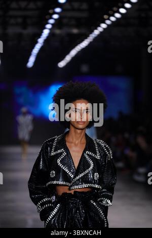 18. November 2021, SÃƒO PAULO, SÃƒO PAULO, USA: Model bei Walerio Araujos Modenschau auf der SPFW (SÃ Paulo Fashion Week) im brasilianischen Kulturpavillon im Ibirapuera Park in SÃ Paulo. (Kreditbild: © Vanessa Carvalho/ZUMA Press Wire) Stockfoto