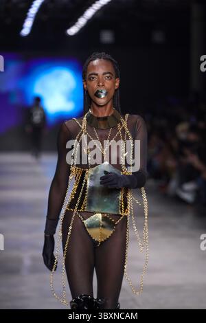 18. November 2021, SÃƒO PAULO, SÃƒO PAULO, USA: Model bei Walerio Araujos Modenschau auf der SPFW (SÃ Paulo Fashion Week) im brasilianischen Kulturpavillon im Ibirapuera Park in SÃ Paulo. (Kreditbild: © Vanessa Carvalho/ZUMA Press Wire) Stockfoto