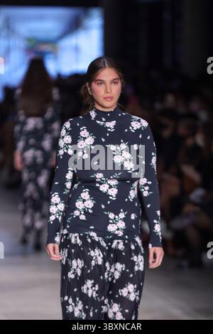 18. November 2021, SÃƒO PAULO, SÃƒO PAULO, USA: Model bei Weider Silveiros Modenschau auf der SPFW (SÃ Paulo Fashion Week) im brasilianischen Kulturpavillon im Ibirapuera Park in SÃ Paulo. (Kreditbild: © Vanessa Carvalho/ZUMA Press Wire) Stockfoto