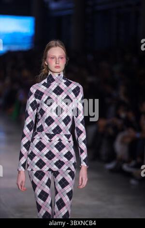 18. November 2021, SÃƒO PAULO, SÃƒO PAULO, USA: Model bei Weider Silveiros Modenschau auf der SPFW (SÃ Paulo Fashion Week) im brasilianischen Kulturpavillon im Ibirapuera Park in SÃ Paulo. (Kreditbild: © Vanessa Carvalho/ZUMA Press Wire) Stockfoto
