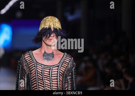 18. November 2021, SÃƒO PAULO, SÃƒO PAULO, USA: Model bei Walerio Araujos Modenschau auf der SPFW (SÃ Paulo Fashion Week) im brasilianischen Kulturpavillon im Ibirapuera Park in SÃ Paulo. (Kreditbild: © Vanessa Carvalho/ZUMA Press Wire) Stockfoto