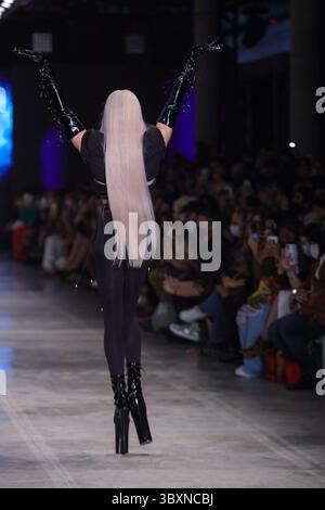 18. November 2021, SÃƒO PAULO, SÃƒO PAULO, USA: Model bei Walerio Araujos Modenschau auf der SPFW (SÃ Paulo Fashion Week) im brasilianischen Kulturpavillon im Ibirapuera Park in SÃ Paulo. (Kreditbild: © Vanessa Carvalho/ZUMA Press Wire) Stockfoto
