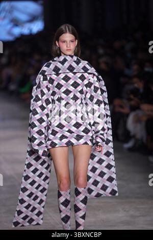 18. November 2021, SÃƒO PAULO, SÃƒO PAULO, USA: Model bei Weider Silveiros Modenschau auf der SPFW (SÃ Paulo Fashion Week) im brasilianischen Kulturpavillon im Ibirapuera Park in SÃ Paulo. (Kreditbild: © Vanessa Carvalho/ZUMA Press Wire) Stockfoto