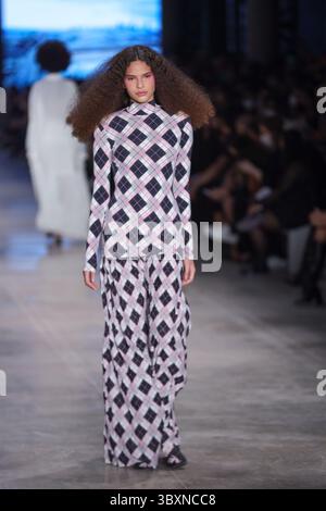 18. November 2021, SÃƒO PAULO, SÃƒO PAULO, USA: Model bei Weider Silveiros Modenschau auf der SPFW (SÃ Paulo Fashion Week) im brasilianischen Kulturpavillon im Ibirapuera Park in SÃ Paulo. (Kreditbild: © Vanessa Carvalho/ZUMA Press Wire) Stockfoto