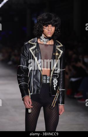 18. November 2021, SÃƒO PAULO, SÃƒO PAULO, USA: Model bei Walerio Araujos Modenschau auf der SPFW (SÃ Paulo Fashion Week) im brasilianischen Kulturpavillon im Ibirapuera Park in SÃ Paulo. (Kreditbild: © Vanessa Carvalho/ZUMA Press Wire) Stockfoto