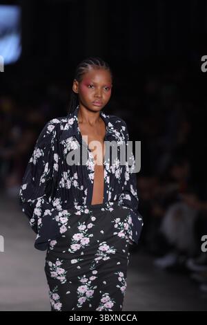 18. November 2021, SÃƒO PAULO, SÃƒO PAULO, USA: Model bei Weider Silveiros Modenschau auf der SPFW (SÃ Paulo Fashion Week) im brasilianischen Kulturpavillon im Ibirapuera Park in SÃ Paulo. (Kreditbild: © Vanessa Carvalho/ZUMA Press Wire) Stockfoto