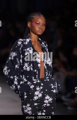 18. November 2021, SÃƒO PAULO, SÃƒO PAULO, USA: Model bei Weider Silveiros Modenschau auf der SPFW (SÃ Paulo Fashion Week) im brasilianischen Kulturpavillon im Ibirapuera Park in SÃ Paulo. (Kreditbild: © Vanessa Carvalho/ZUMA Press Wire) Stockfoto