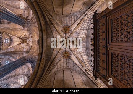 Die bogenförmige Steintür der Kathedrale führt in die Kathedrale von Barcelona und zeigt ihre gotische Architektur. Der Bau der Kathedrale begann in der La Stockfoto