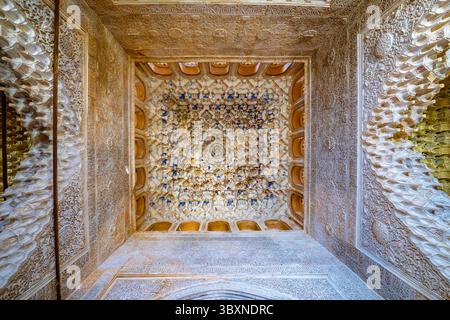 Die himmlische Decke der Alhambra befindet sich im Palast der Löwen und zeigt komplexe geometrische Designs. Gebaut während der Nasriden-Dynastie in Stockfoto