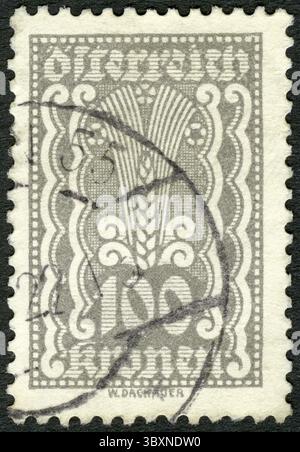 ÖSTERREICH - UM 1922: Ein in Österreich gedruckter Stempel zeigt Symbole der Landwirtschaft, um 1922 Stockfoto