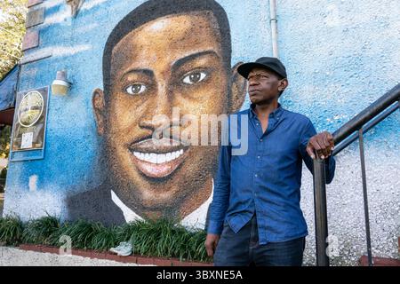 18. November 2021, Brunswick, GA, Vereinigte Staaten: Der Künstler Marvin Weeks posiert vor seinem Wandbild von Ahmaud Arbery, dem schwarzen Jogger, der von weißen Bewohnern getötet wurde, gemalt an der Seite des Brunswick African American Cultural Center am 18. November 2021 in Brunswick, Georgia. (Bild: © Richard Ellis/ZUMA Press Wire) Stockfoto