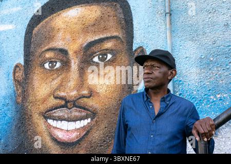 18. November 2021, Brunswick, GA, Vereinigte Staaten: Der Künstler Marvin Weeks posiert vor seinem Wandbild von Ahmaud Arbery, dem schwarzen Jogger, der von weißen Bewohnern getötet wurde, gemalt an der Seite des Brunswick African American Cultural Center am 18. November 2021 in Brunswick, Georgia. (Bild: © Richard Ellis/ZUMA Press Wire) Stockfoto