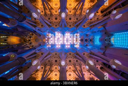Die farbenfrohen Baldachin von Barcelona, Katalonien und Spaniens Sagrada Familia bezaubern Besucher mit ihrem komplizierten Design und ihren lebhaften Farbtönen. Konstruktion von t Stockfoto