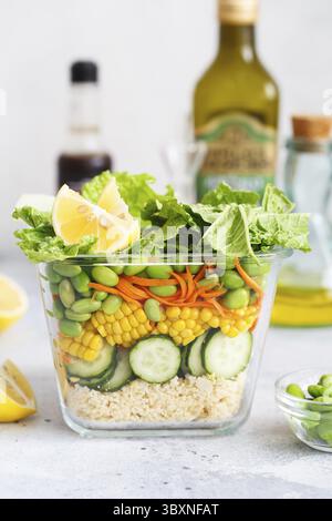 Glasbox mit frischem rohem Gemüsesalat. Gesunde Mahlzeit Rezept Zubereitung. Gesundes veganes Gericht im Glasbehälter. Vegetarische Küche. Gericht auf pflanzlicher Basis Stockfoto