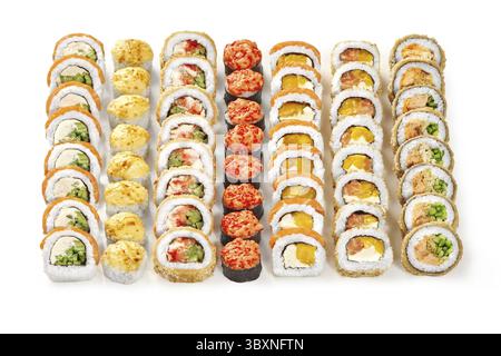 Frisch zubereitete Uamaki-Sushi-Brötchen mit verschiedenen Zutaten schaffen ein optisch ansprechendes Arrangement für Liebhaber der japanischen Küche Stockfoto