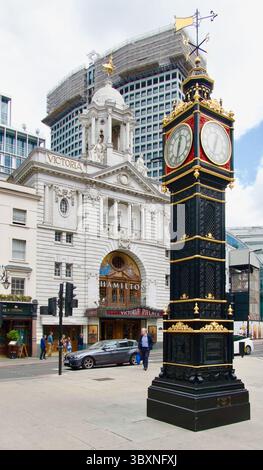 Little Ben Gusseiserner Miniaturuhrturm von Gillett & Johnston mit dem Victoria Palace Theater in der Nähe der Victoria Station London England Vereinigtes Königreich Stockfoto