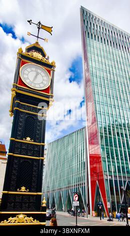 Little Ben Gusseiserner Miniaturuhrturm von Gillett & Johnston in der Nähe der Victoria Station und hoch aufragende neue Gebäude hinter London England Großbritannien Stockfoto