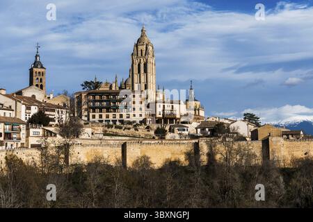 Ein malerischer Blick auf die Skyline von Segovia mit der historischen Architektur und den weit entfernten Guadarrama Bergen Stockfoto