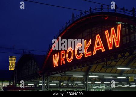 Breslau, Polen, 2. Januar 2019: Bahnsteig des Bahnhofs Breslau Glowny in der Abenddämmerung Stockfoto