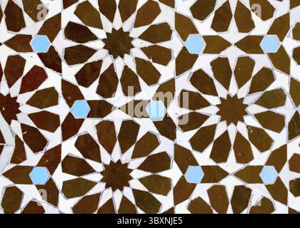 Ein detailliertes islamisches geometrisches Mosaik mit lebhaften Farben und symmetrischen Mustern. Das Design zeigt traditionelle Arabesken-Motive mit Sternscha Stockfoto