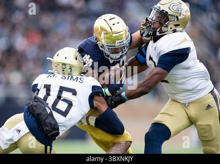 20. November 2021: Notre Dame Running Back Kyren Williams (23) läuft mit dem Ball, als Georgia Tech Defensive Back Zamari Walton (7) und Georgia Tech Defensive Back Myles Sims (16) versuchen, den Angriff während der NCAA-Football-Action zwischen den Georgia Tech Yellow Jackets und den Notre Dame Fighting Irish im Notre Dame Stadium in South Bend, Indiana, zu schaffen. Notre Dame besiegte Georgia Tech mit 55:0. John Mersits/CSM.(Kreditbild: &Copy; John Mersits/CSM via ZUMA Wire) Stockfoto
