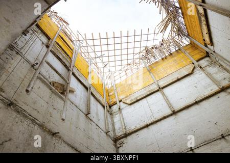 Schacht im Bau, aus Stahlbeton, Tunnelloch, ein Ort zum Bau im Aufzug Stockfoto
