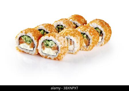 Kalifornische Uramaki-Rolle mit Tobiko-Kaviar mit Lachs, Gurke und Frischkäse auf weißem Hintergrund Stockfoto