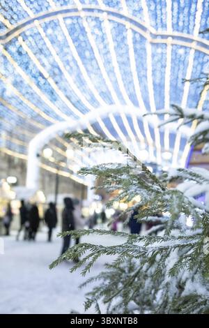 St. Petersburg, Russland - 23. Dezember 2020: Traditionelle Weihnachtsmesse auf dem Manezhnaya-Platz. Wunderschöne Dekoration, Baum, Lichter, Karussells, Eislaufbahn Stockfoto