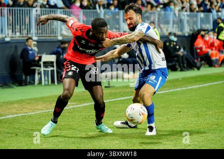 15. November 2021, Malaga, Spanien: Shaquell Moore und Javier Jimenez werden während des La Liga Smartbank Spiels zwischen Malaga CF und CD Teneriffa im La Rosaleda Stadium in Malaga in Aktion gesehen. (Foto: © Francis Gonzalez/SOPA Images via ZUMA Press Wire) Stockfoto