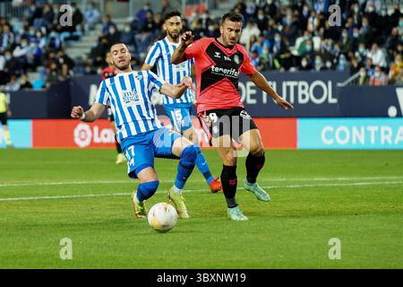 15. November 2021, Malaga, Spanien: Mathieu Peybernes und Eladio Zorrilla werden während des Spiels der La Liga Smartbank zwischen Malaga CF und CD Teneriffa im La Rosaleda Stadion in Malaga in Aktion gesehen. (Foto: © Francis Gonzalez/SOPA Images via ZUMA Press Wire) Stockfoto