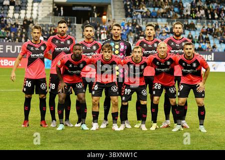 15. November 2021, Malaga, Spanien: CD Teneriffa Spieler posieren für ein Gruppenfoto während des La Liga Smartbank Spiels zwischen Malaga CF und CD Teneriffa im La Rosaleda Stadion in Malaga. (Foto: © Francis Gonzalez/SOPA Images via ZUMA Press Wire) Stockfoto